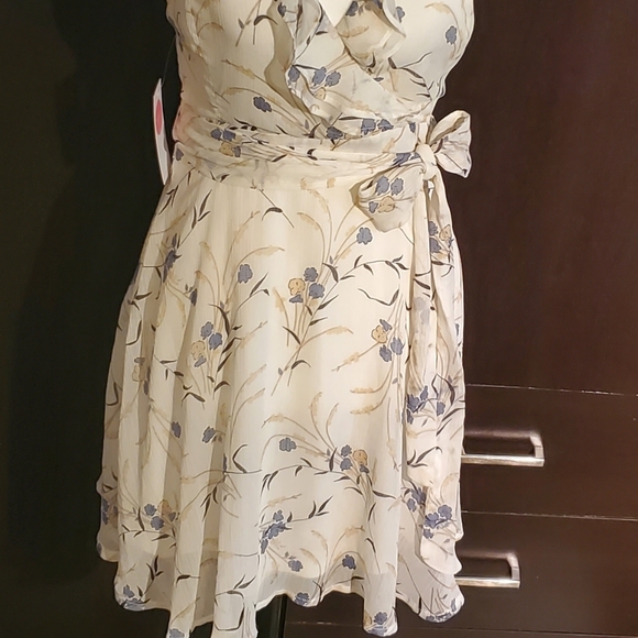 Sleevless floral dress 👗💐 - Picture 4 of 7